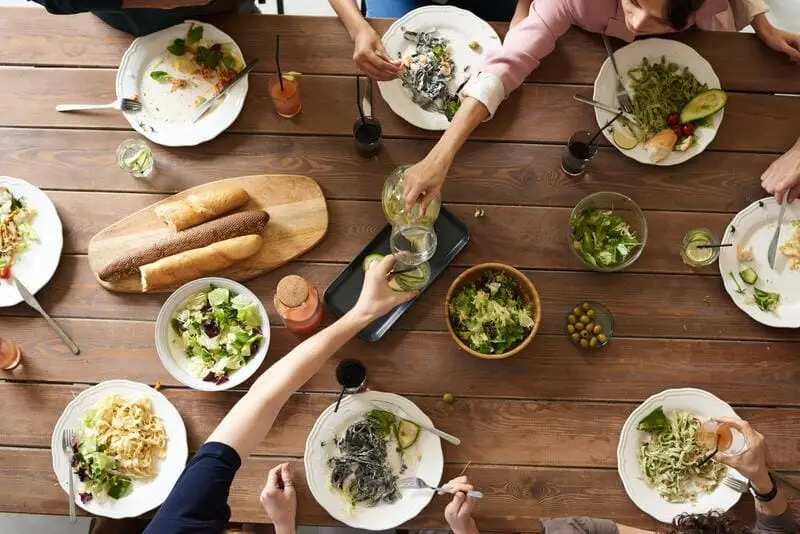 groupe de personnes autour table repas réunion