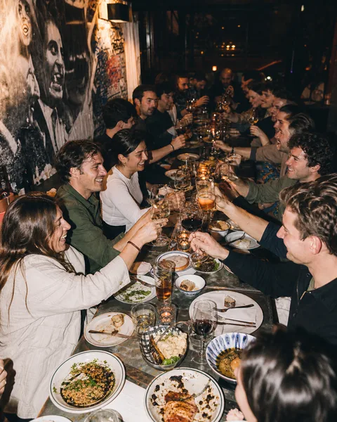 Dîner de groupe autour d'une longue table