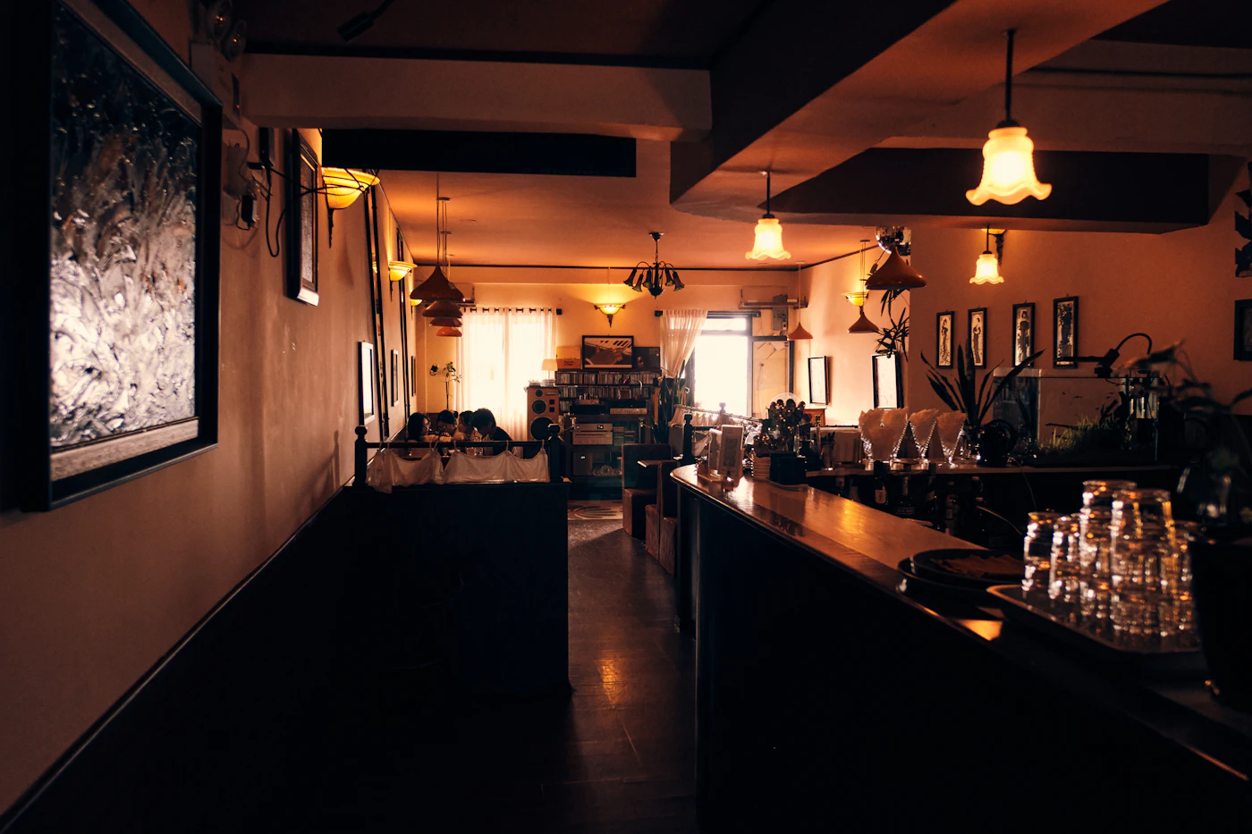 Photo d'illustration : comptoir de bar convivial à la lumière chaude