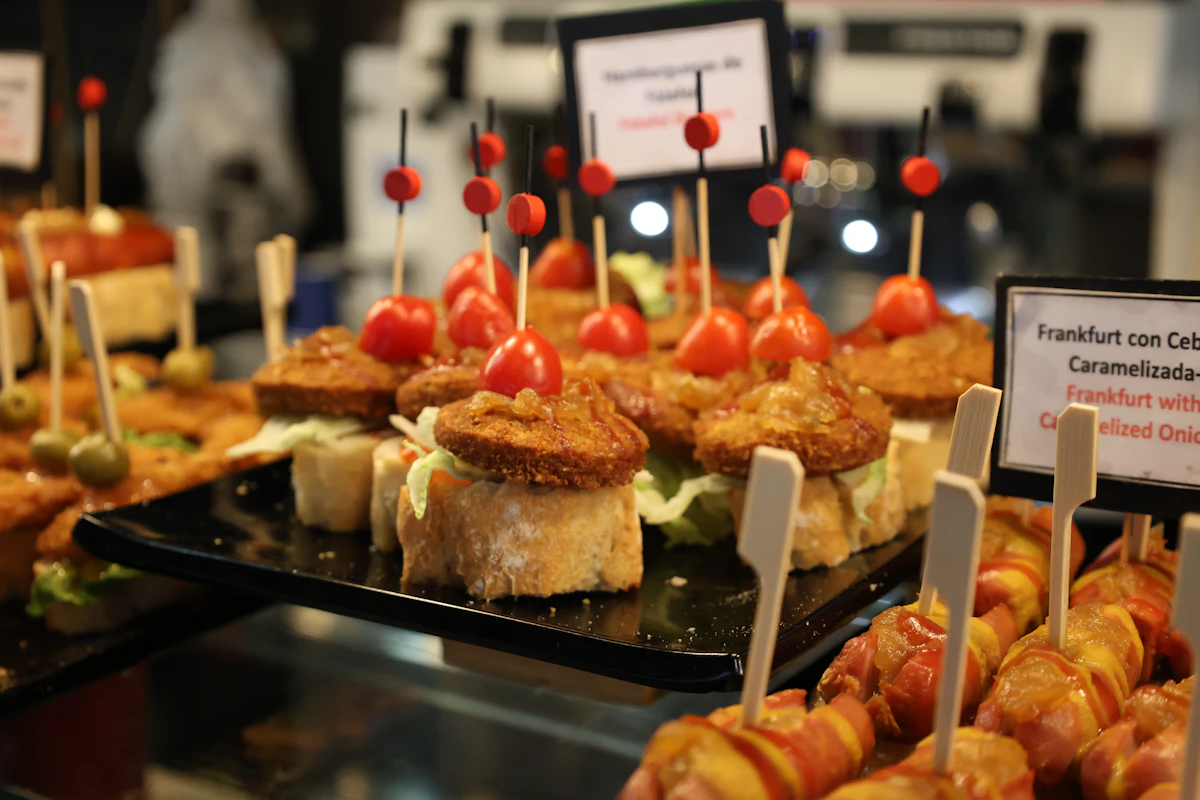 Photo d'illustration : assortiment de tapas et de pintxos sur un comptoir