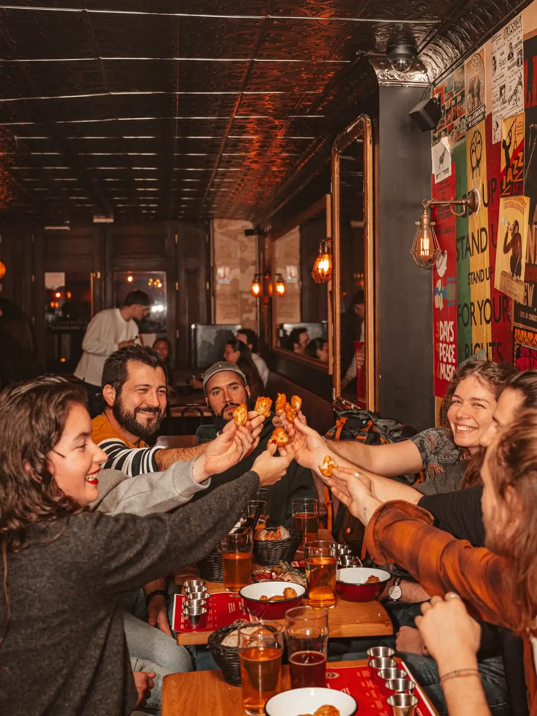 Groupe d'amis autour d'une table au Vintage Café, Bordeaux